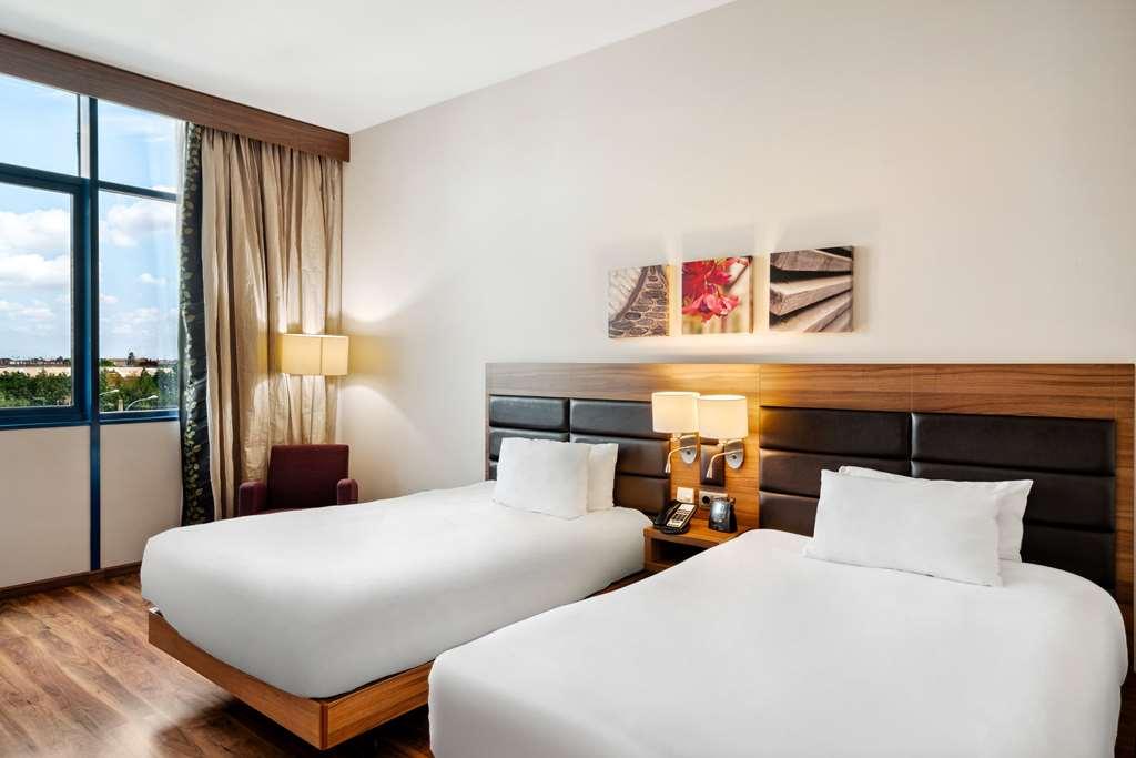 Hilton Garden Inn Sevilla Phòng bức ảnh